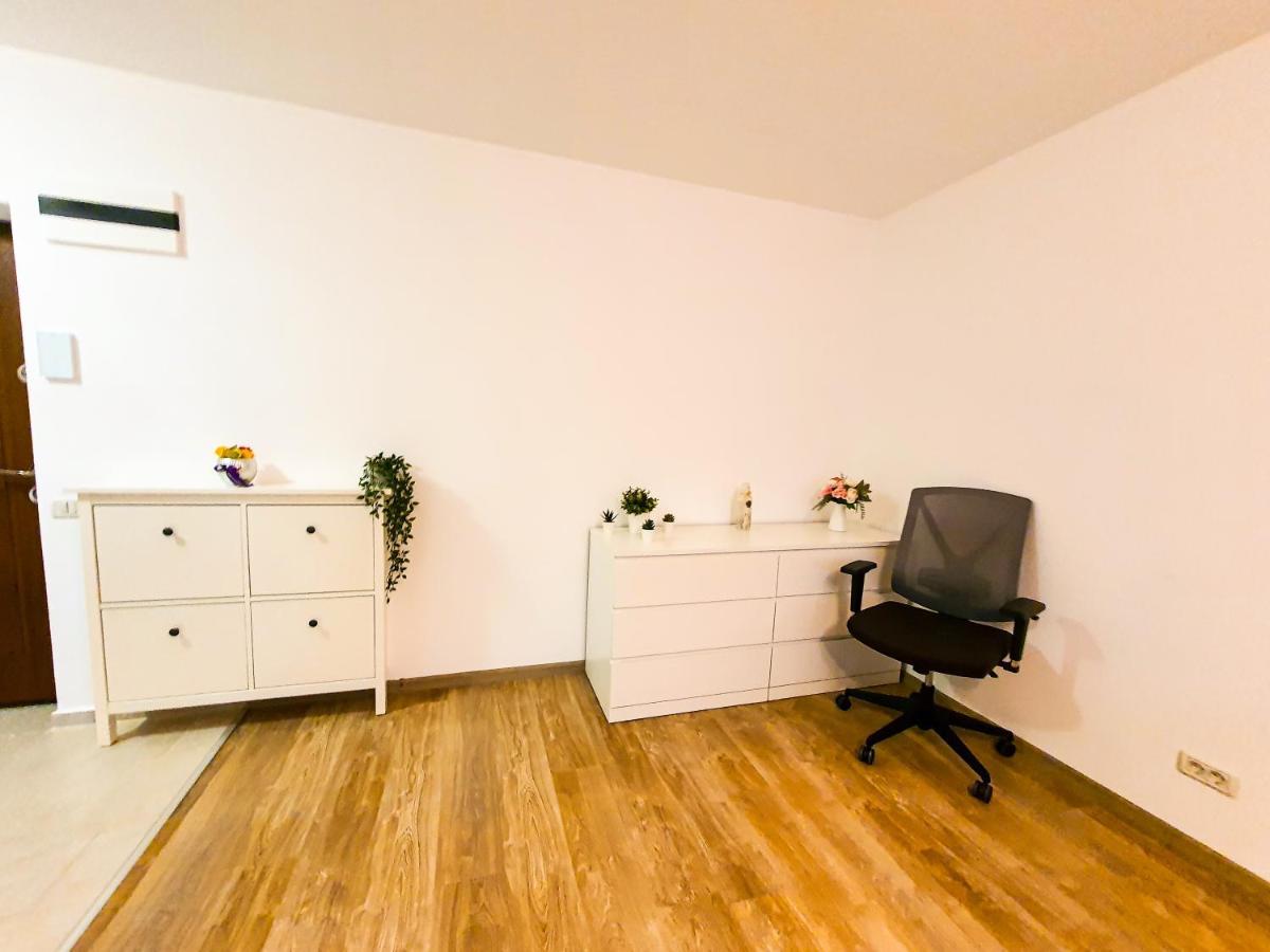 Luxurious Retreat 1Br Apartment With Netflix, Private Parking And Self Check In Popesti-Leordeni Экстерьер фото